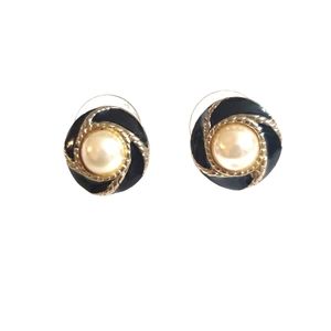 Vintage Monet Faux Pearl in blue enamel and gold tone.